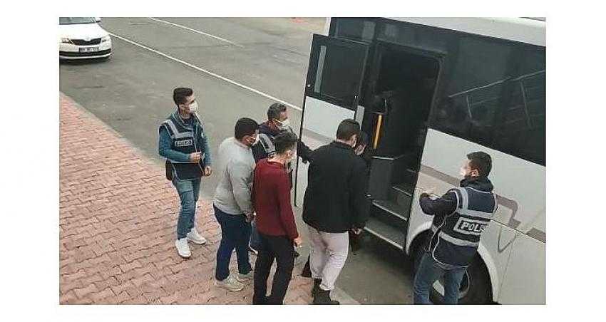 17 yaşındaki kıza şantaj yapıp birliktelik yaşadıkları iddia edilen 9 kişiden 7&rsquo;si tutuklandı