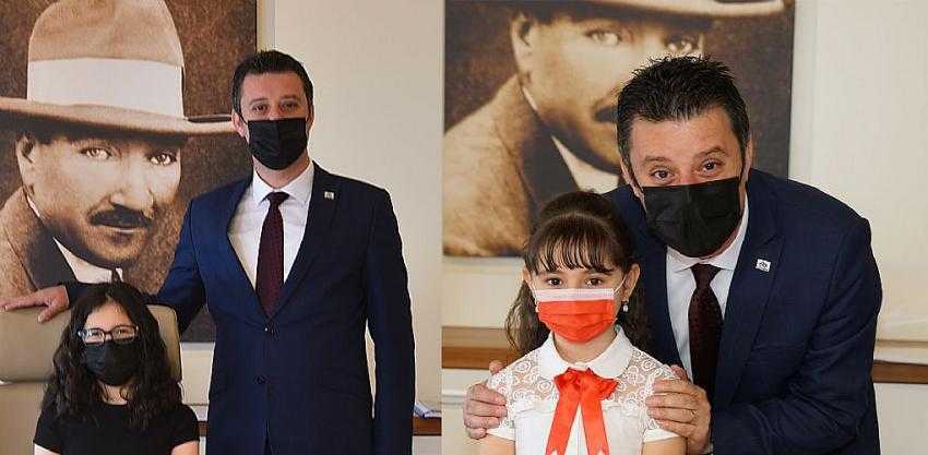 Başkan Sarıkurt 23 Nisan&acute;da Koltuğu &Ccedil;ocuklara Devretti