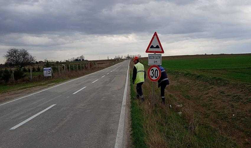 KULLANIM &Ouml;MR&Uuml;N&Uuml; TAMAMLAMIŞ TRAFİK LEVHALARI YENİLENİYOR