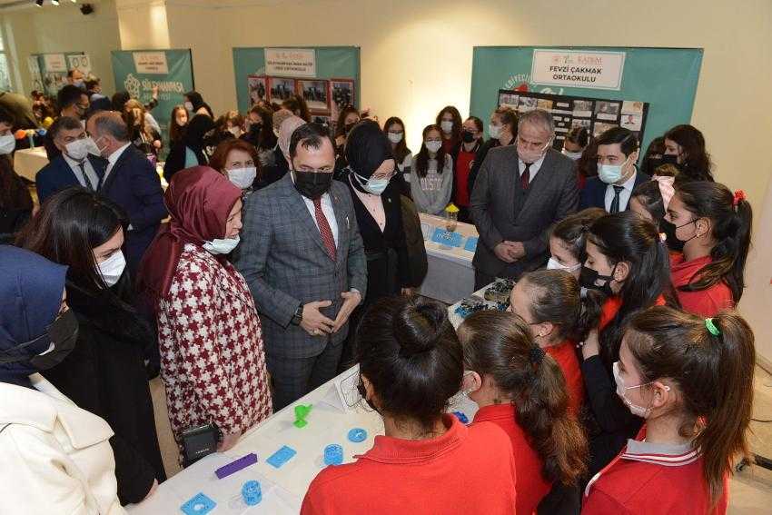 Başkan Y&uuml;ksel geleceğin bilim insanlarının projelerini inceledi