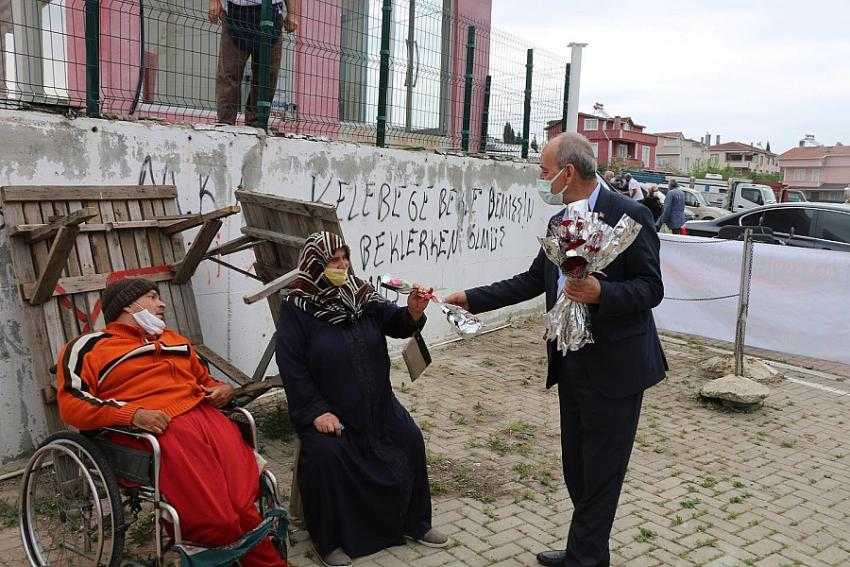 BAŞKAN ATA' DAN ANNELERE KIRMIZI G&Uuml;L 