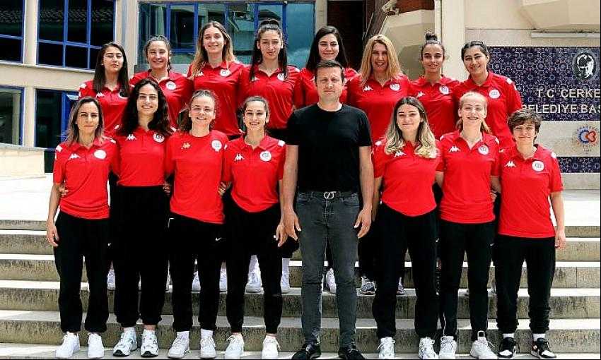 KADIN BASKETBOL TAKIMI B&Uuml;Y&Uuml;K BAŞARI ELDE ETTİ