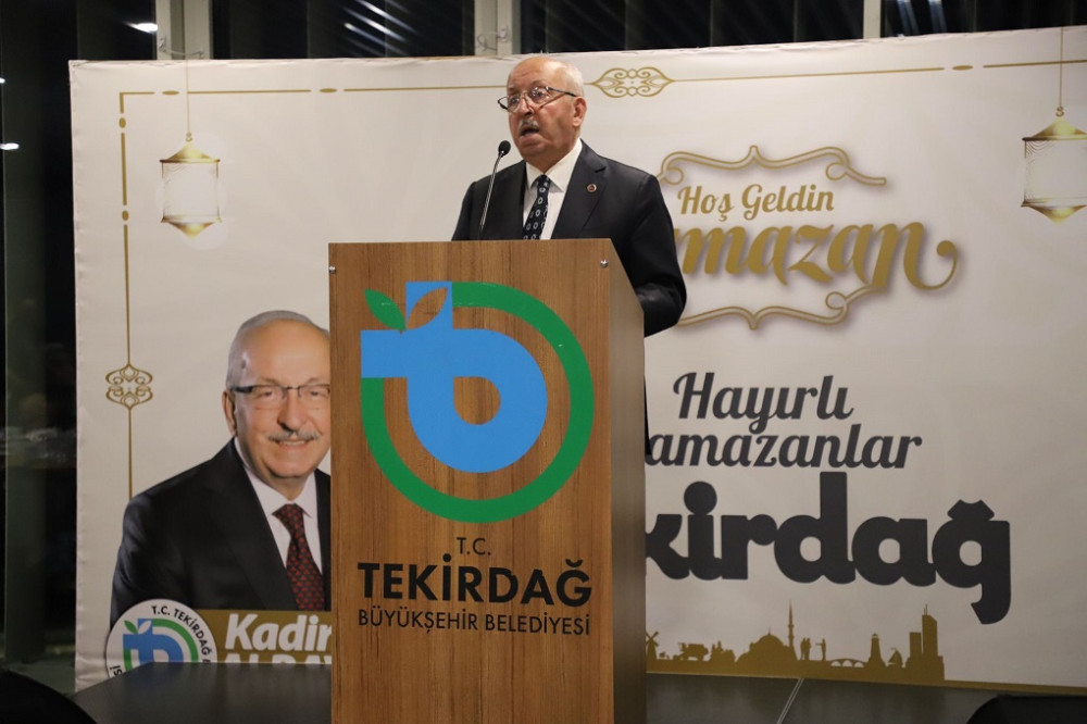 BAŞKAN ALBAYRAK DEPREMZEDE AİLELERLE İFTARDA BİR ARAYA GELDİ