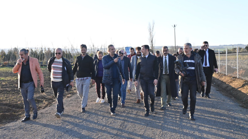 Başkan Y&uuml;ksel devam eden projeleri basın mensupları ile birlikte gezdi