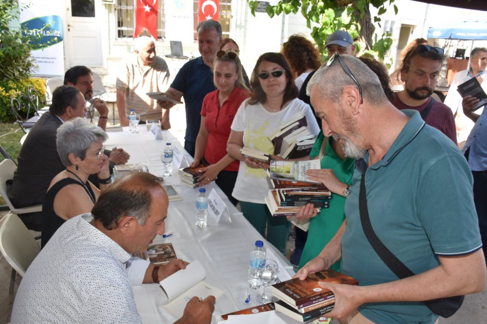 BEŞEVLER&rsquo;DE BEŞ YAZAR S&Ouml;YLEŞİ İMZA G&Uuml;N&Uuml; ETKİNLİĞİ D&Uuml;ZENLENDİ