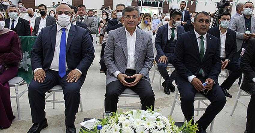 Davutoğlu &Ccedil;erkezk&ouml;y il&ccedil;e kongresine katıldı