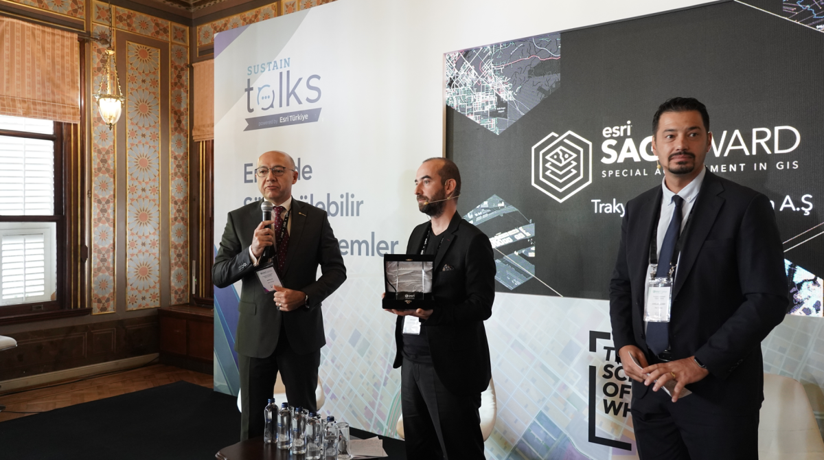 Enerjide S&uuml;rd&uuml;r&uuml;lebilir Dijital Y&ouml;ntemler etkinliğinde, TREDAŞ&rsquo;a &ouml;d&uuml;l&uuml; takdim edildi 