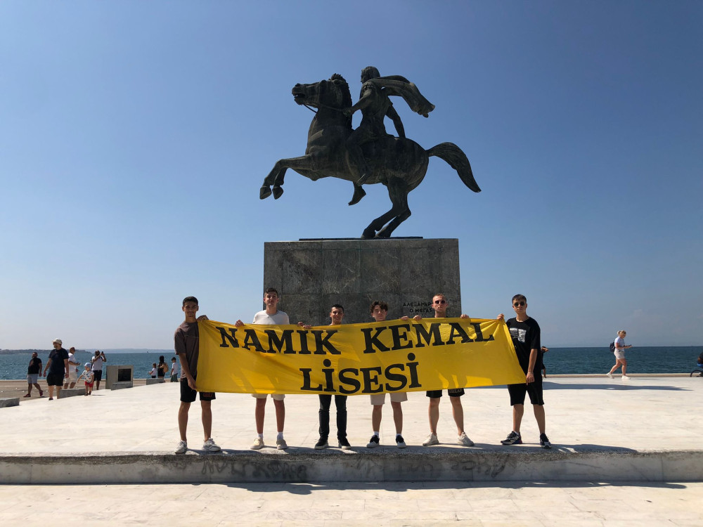 Gen&ccedil; tiyatrocular Ata topraklarından selam getirdi