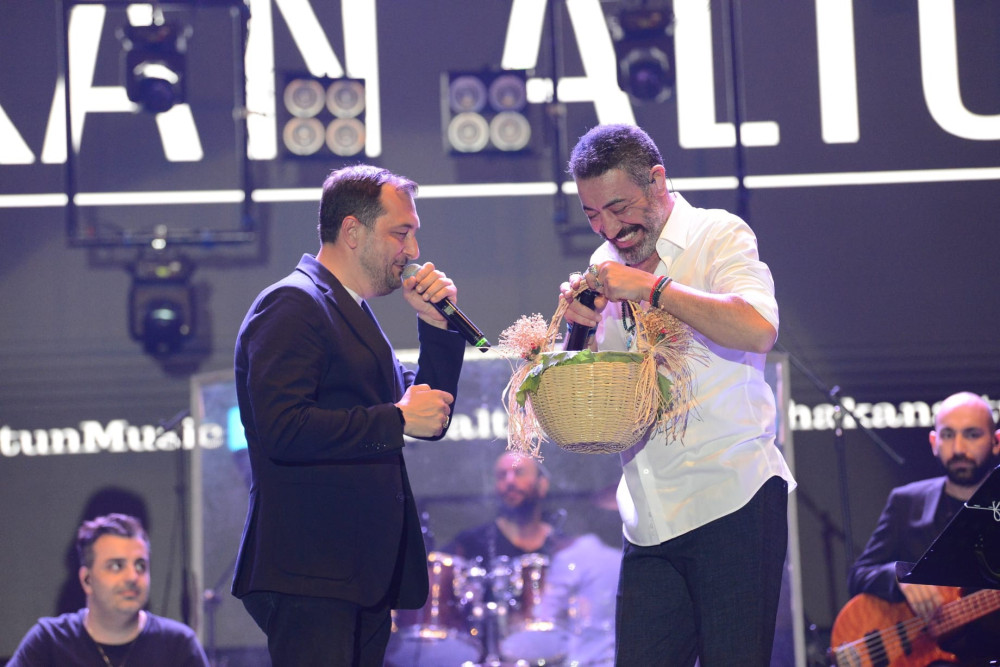 HAKAN ALTUN BİNLERCE KİŞİYE M&Uuml;ZİK ZİYAFETİ VERDİ