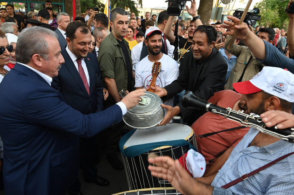 Kiraz Festivali g&ouml;rkemli kortej ile başladı