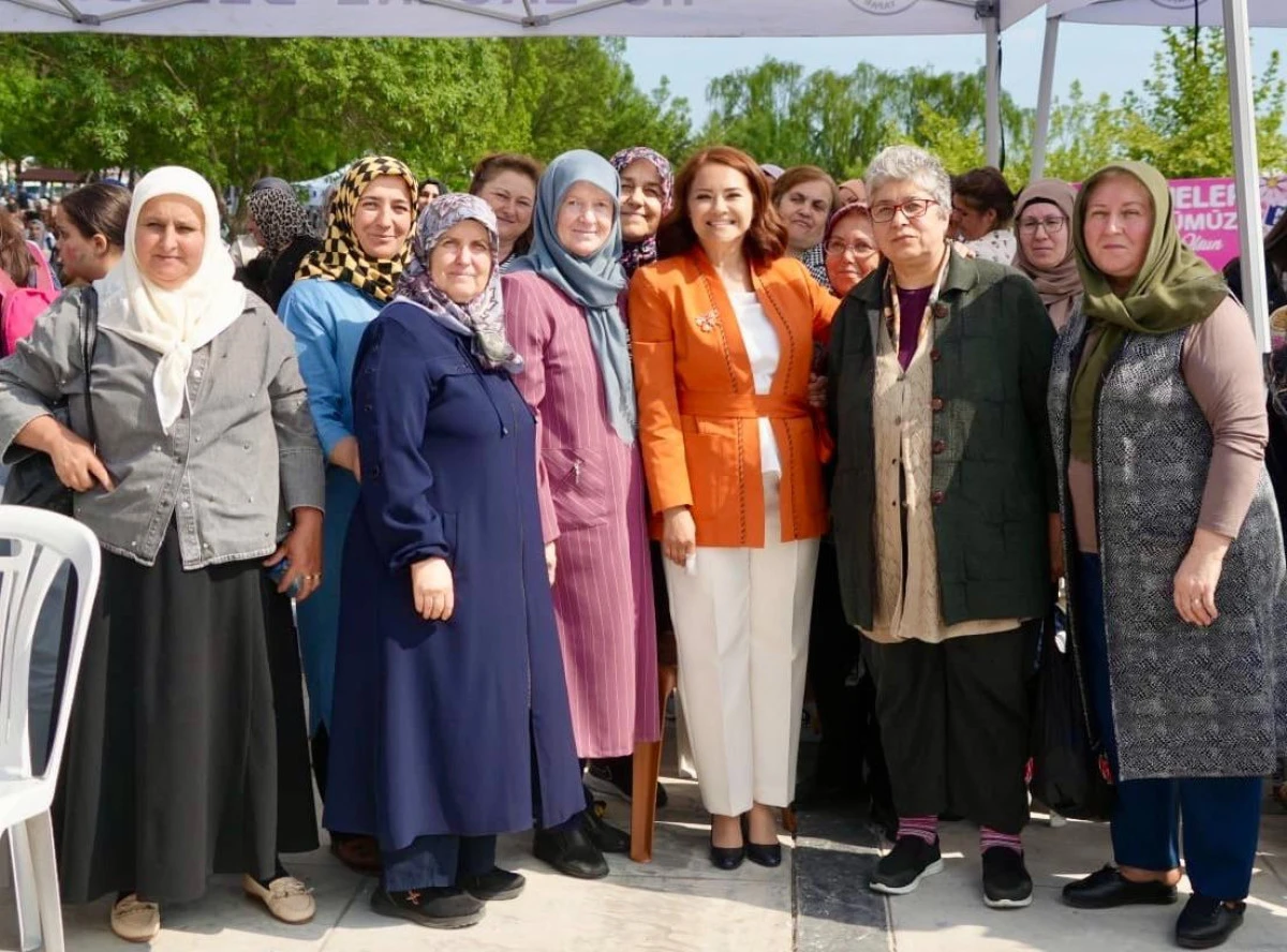 M&Uuml;GE BAŞKAN&rsquo;DAN ANNELERE RENKLİ KUTLAMA