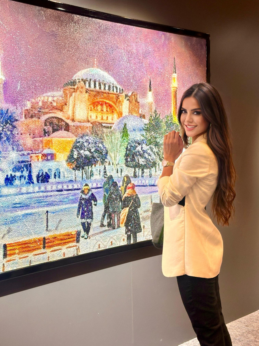 &Ouml;zge Sarı'dan Duygulara Dokunan &Ccedil;ağrı: Kendi Sanat Galerisini A&ccedil;ıyor!