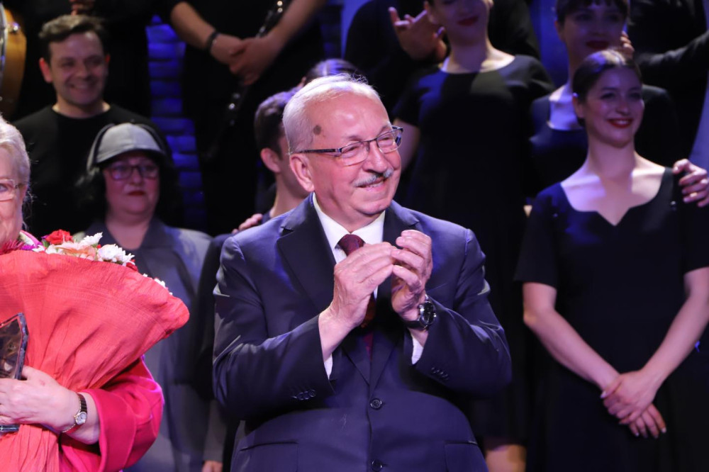 ŞEHİR TİYATROLARI İLK OYUNUYLA AYAKTA ALKIŞLANDI