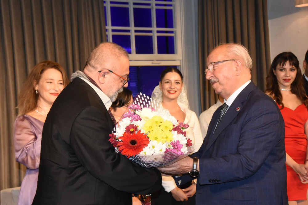 ŞEHİR TİYATROSU 2023-2024 SEZONUNU &lsquo;KARMAKARIŞIK&rsquo; ADLI OYUNLA A&Ccedil;TI