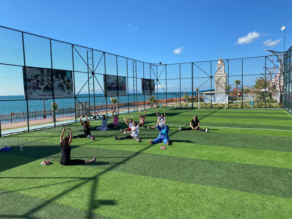&Uuml;&Ccedil; MAHALLEDE DENİZ KENARINDA SPOR KEYFİ