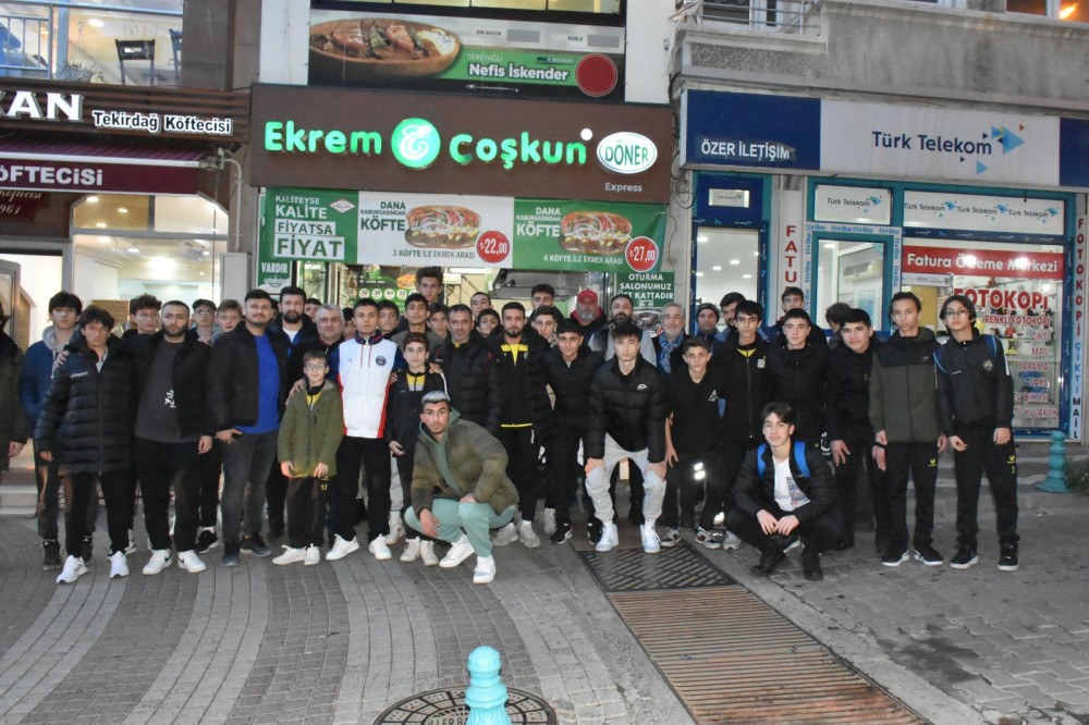 Y&ouml;netim ve Oyuncular Yemekte Buluştu