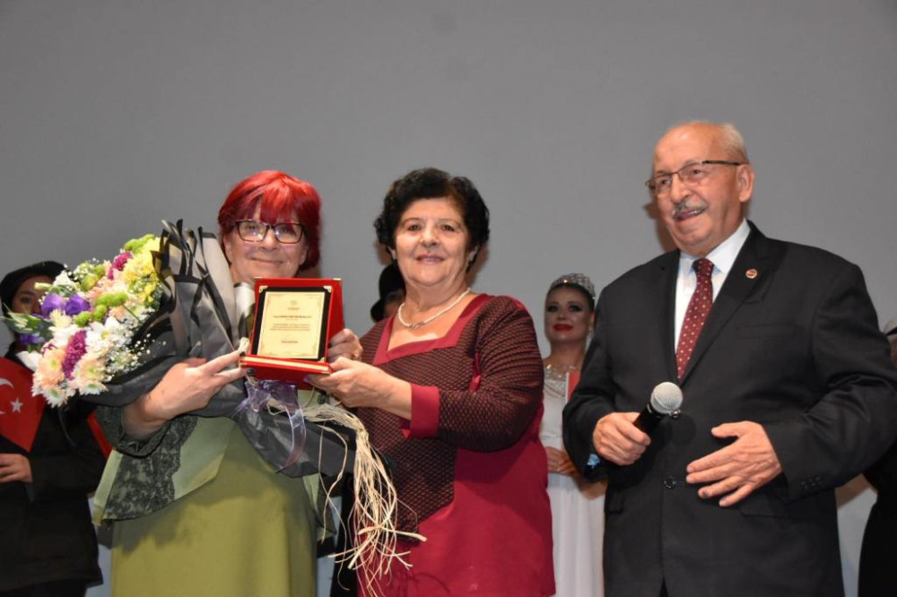 ZAMANSIZ KADINLAR TEKİRDAĞLI TİYATRO SEVERLERLE BULUŞTU